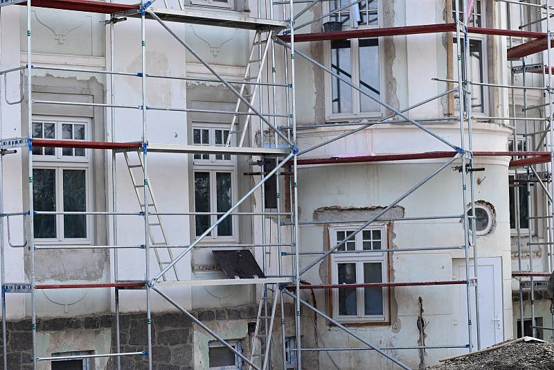 Rekonstrukce původní budovy jesenické školky a nová přístavba pomalu finišují.