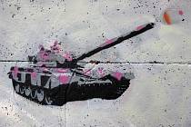 Na zdi nasprejovaný růžový tank v Rakovníku. Oproti tankům sovětské armády se v tomto případě jedná o umění s dávkou recese.