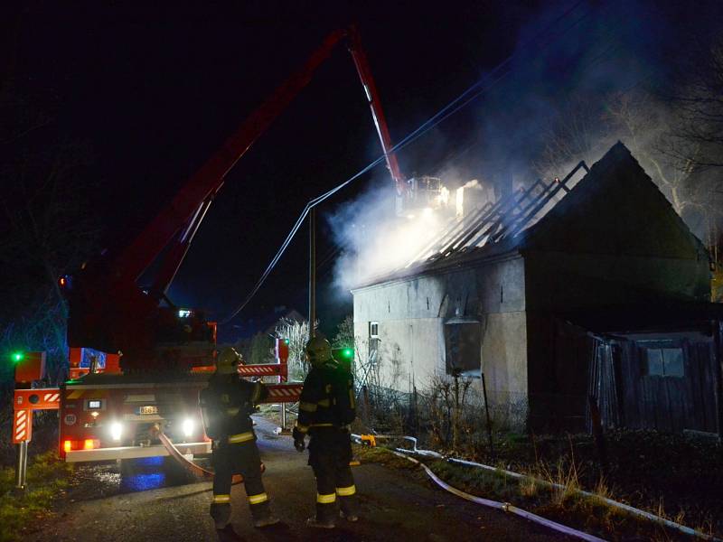 Svíčka stržená z ubrusu kočkou připravila seniora o domov