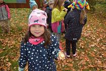 Děti z jesenické mateřinky se vypravily za Podzimníčkem.