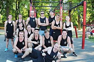 Členové Street Workout Rakovník před hřištěm v Čermákových sadech, které bylo postaveno na podzim roku 2014.