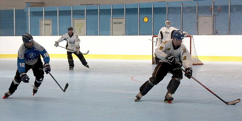 Inline hokejisté (v bílém) doma jednou vyhráli a jednou prohráli na nájezdy. 