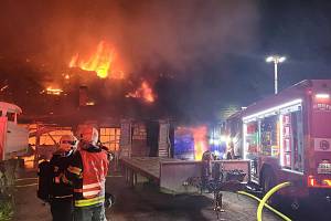 Zásah středočeských hasičů v souvislosti s bouřkou v noci na sobotu 21. května 2022: požár domu po úderu blesku v Čisté na Rakovnicku.