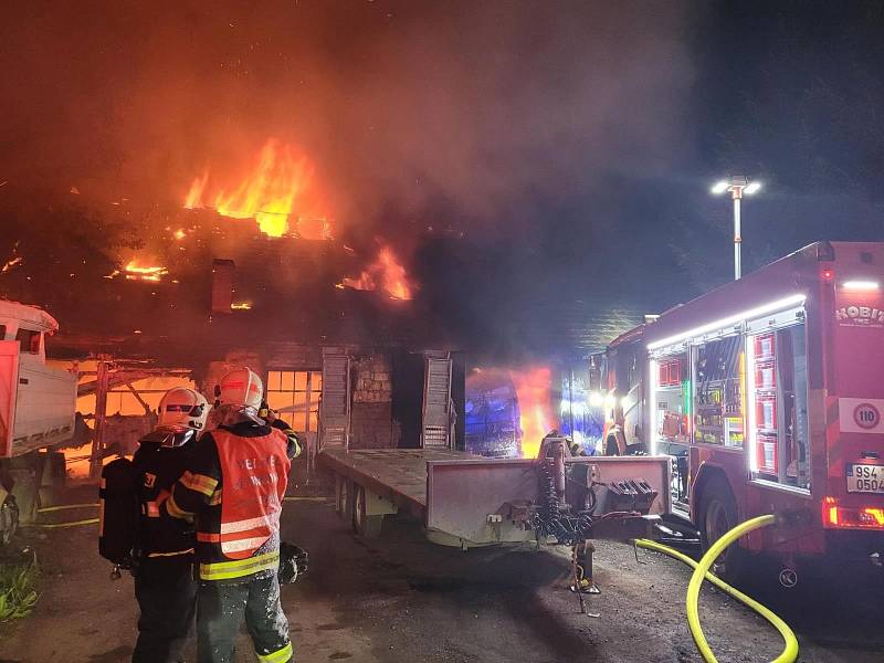 Zásah středočeských hasičů v souvislosti s bouřkou v noci na sobotu 21. května 2022: požár domu po úderu blesku v Čisté na Rakovnicku.