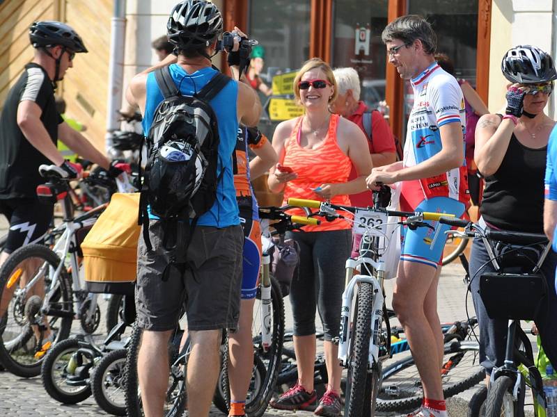 Orientační závod dvojic před startem na Husově náměstí - Rakovnické cyklování 2015