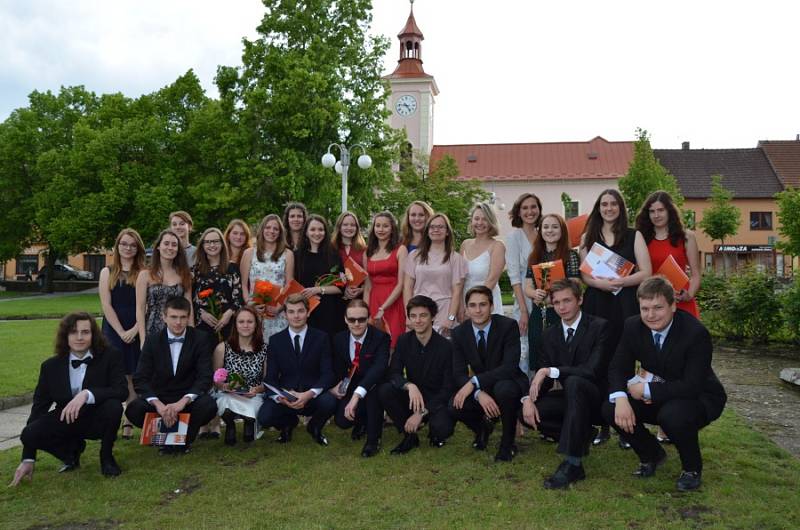 Studenti gymnázia obdrželi ve Slavnostním sále Městského úřadu Nové Strašecí maturitní vysvědčení.