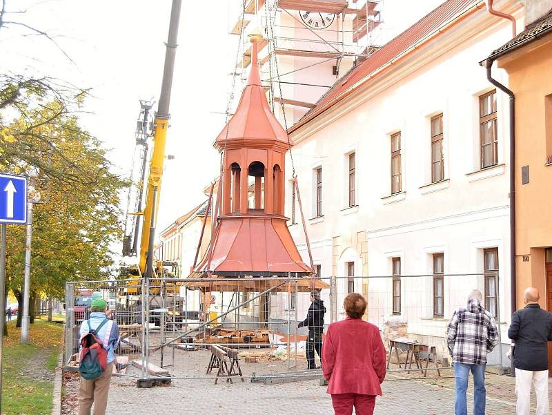 Usazování věžičky na budovu bývalé radnice začalo krátce po osmé hodině ranní.