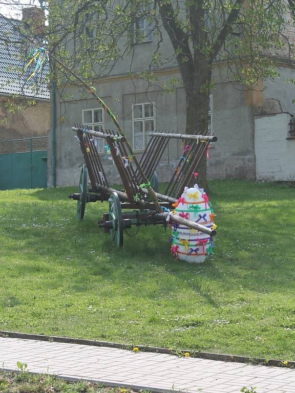 Ženy z Kolešovského Babince vyzdobily náves a připravily velikonoční hru pro děti