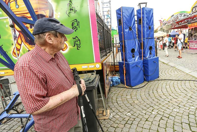 Husovo náměstí zaplnily atrakce. První zářijový týden totiž v Rakovníku totiž patří tradičnímu posvícení.