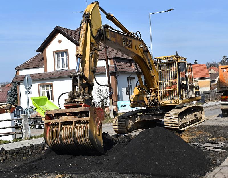 Z luženské tepny mizí "kočíčí hlavy", které k obci desítky let neodmyslitelně patřily. Opravena bude silnice i chodníky.