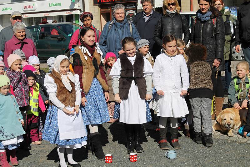 Rakovnické děti vítaly ve středu 20. března 2019 první jarní den.