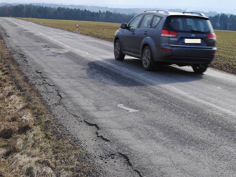 Silnice II/227 spojující Rakovník s Žatcem. Ve Středočeském kraji je v katastrofálním stavu, v Ústeckém kraji kompletně zrekonstruovaná.