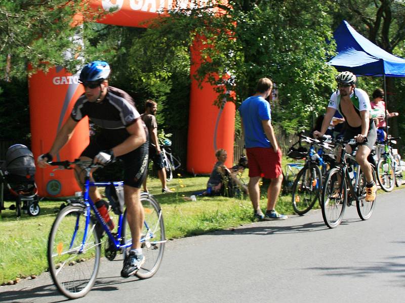 Buckův triatlon letos absolvovalo 77 sportovců.