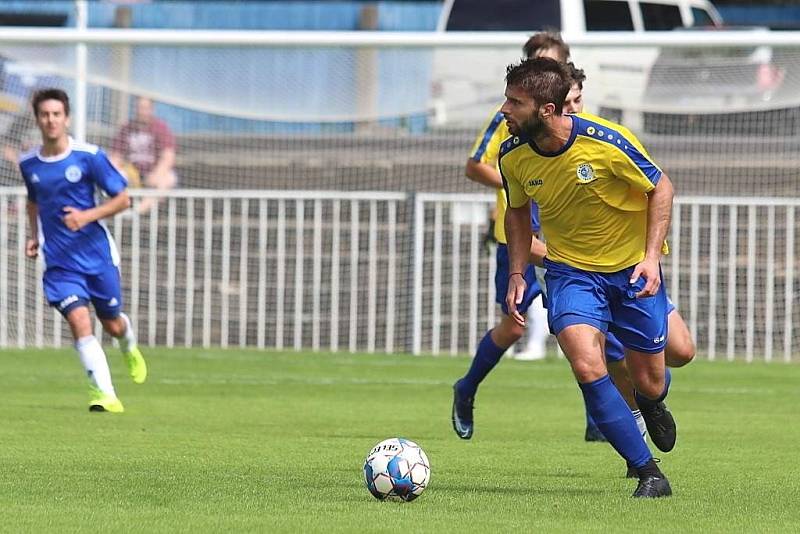 SK Rakovník (ve žlutém) v první přípravě přehrál doma SK Kladno 2:0.