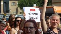 Studenti v Rakovníku protestují proti propouštění učitelů.