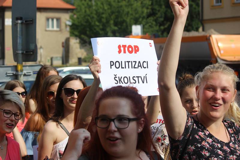 Studenti v Rakovníku protestují proti propouštění učitelů.