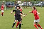 Fotbalistky Pavlíkova (v červeném) vyhrály v Libušíně vysoko 6:0. 