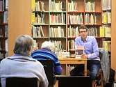 V dětském oddělení Městské knihovny Rakovník představil Tomáš W. Pavlíček svou novou knihu Výchova kněží v Čechách.