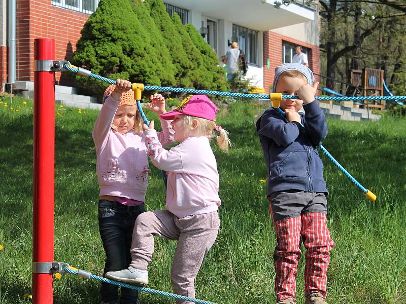 Děti z Mateřské školy Šamotka si přírodní areál školky nemůžou vynachválit.