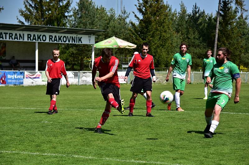 Tatran Rakovník B (v zeleném) nedal šanci Jesenici a vyhrál 6:1. nervy ale ve vedru občas pracovaly.