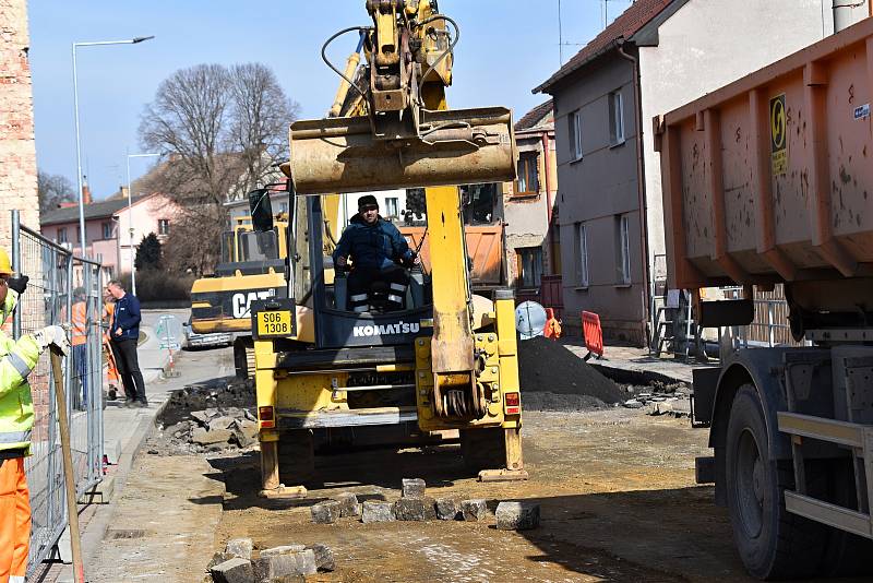 Z luženské tepny mizí "kočíčí hlavy", které k obci desítky let neodmyslitelně patřily. Opravena bude silnice i chodníky.