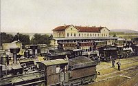 Zaplněné vlakové nádraží v Rakovníku v roce 1905.