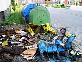 Zničené plastové popelnice