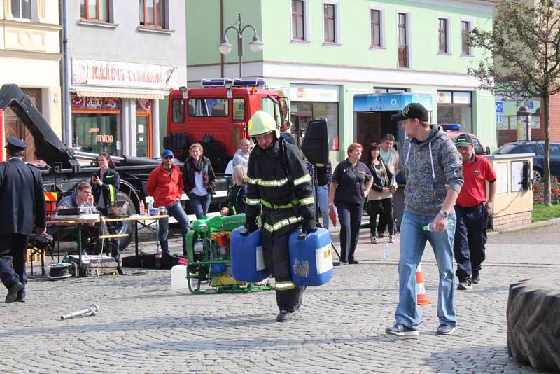 Na rakovnickém náměstí se v sobotu soutěžilo O pohár starosty Krajského sdružení hasičů.