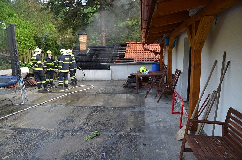 Požár v garáži způsobil škodu 800 tisíc korun, majitel utrpěl lehké popáleniny dolních končetin.