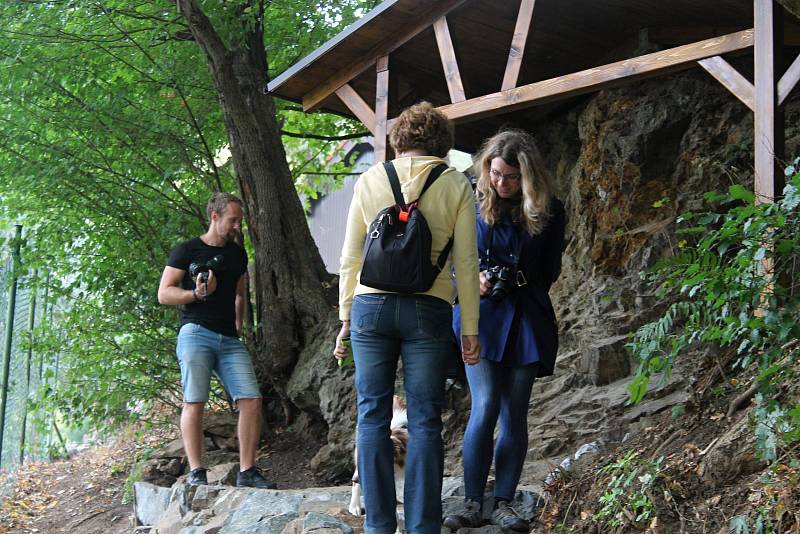 Ve Zbečně byla v sobotu dopoledne slavnostně vysvěcena opravená studánka Rozárka.