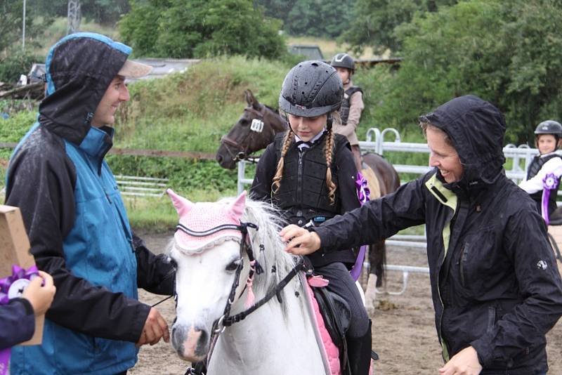 Národních soutěží Working Equitation ve Rtyni nad Bílinou se zúčastnili i koně a jezdci hředelského Jezdeckého klubu Spongilit.