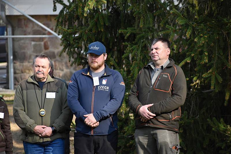 Dřevorubec junior. Mistrovství České republiky v práci s motorovou pilou pro žáky lesnických škol, areál Střední lesnické školy a SOU Křivoklát.