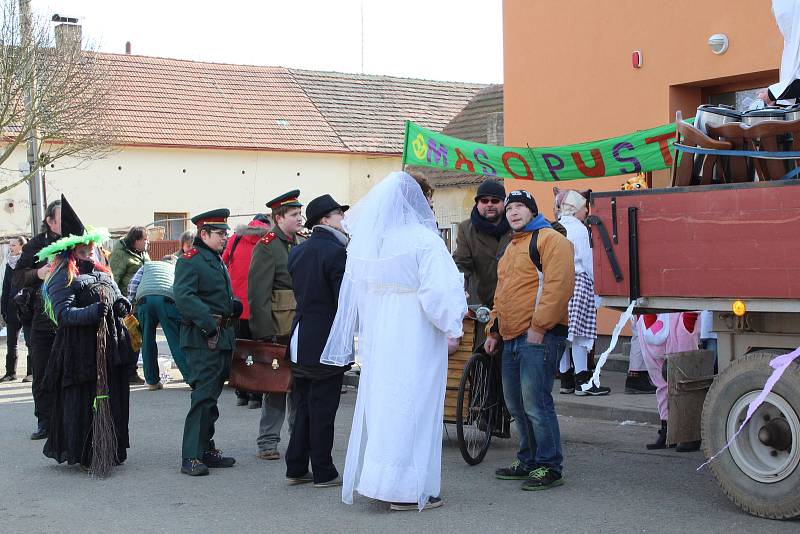 V sobotu odpoledne prošel Kolešovicemi masopustní průvod. Doprovázela ho kapela na povoze a místním nechyběla dobrá nálada.