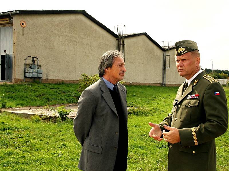 Ministr obrany Martin Stropnický (ANO) si přijel prohlédnout opuštěný vojenský objekt v Rakovník