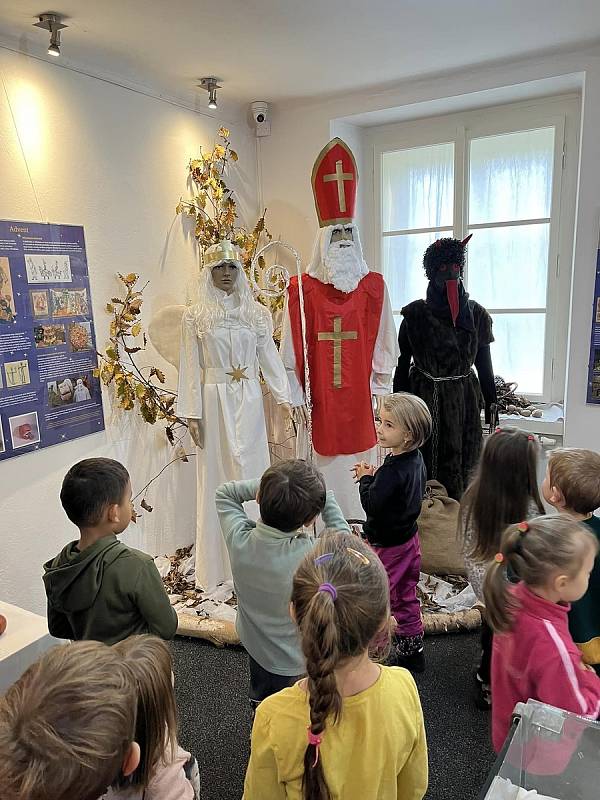 Děti z mateřinky Klicperova navštívily vánoční výstavu v rakovnickém muzeu.