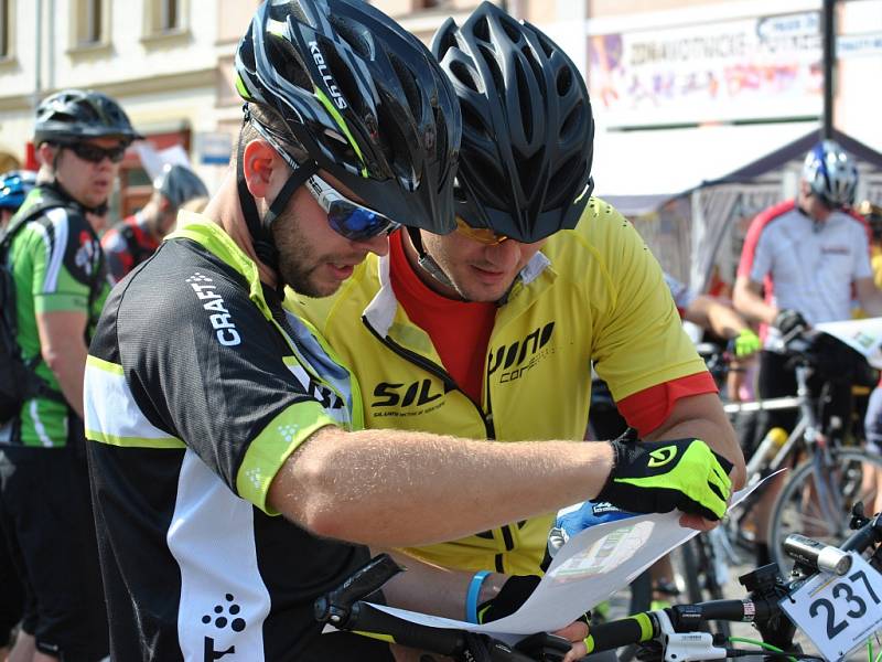 Orientační závod dvojic před startem na Husově náměstí - Rakovnické cyklování 2015