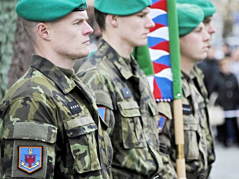 11. listopadu 2013 od 11 hodin se uskutečnil na Husově náměstí v Rakovníku poslední slavnostní nástup vojáků z místní posádky. 