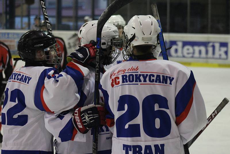 Hokejoví starší žáci HC Rokycany (v bílém) pokořili v dohrávce Strakonice