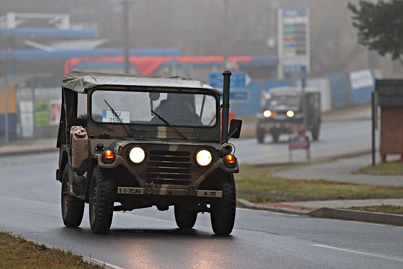 Na sever Rokycanska zamířila kolona strojů z Plzně.