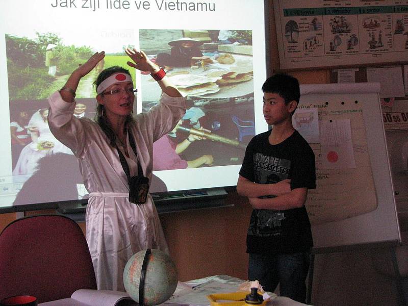 Z vlastní zkušenosti o Vietnamu mohl povídat spolužák dětí Nguyen Hoang Khanh. Problémem ale zatím ještě pořád je jazyková bariéra. Díky gestikulaci a další pomoci učitelky Lenky Hanzlíkové se ale role zhostil.  