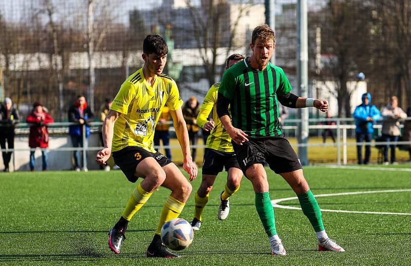 Fotbalisté divizního FC Rokycany (na archivním snímku hráči v zelených dresech) prohráli své přípravné utkání na novou sezonu. S Kladnem padli 2:4.