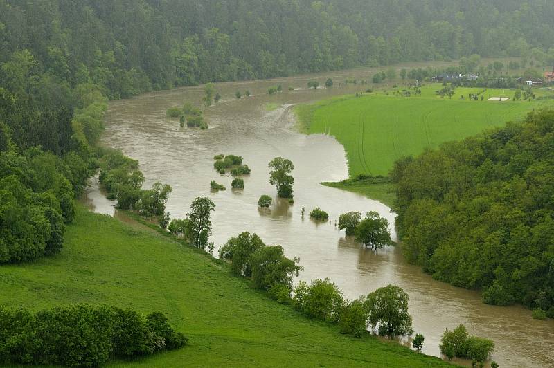 Pohled na zatopené tábořiště Kobylka