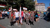 Řazení na Václavském náměstí před průvodem Prahou.