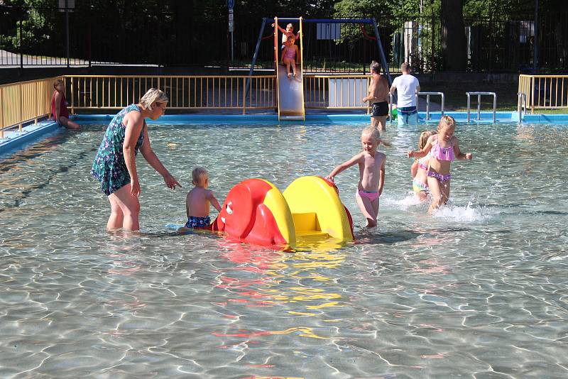 Dvě nová sportoviště budou od pondělí k dispozici návštěvníkům koupaliště v Rokycanech.