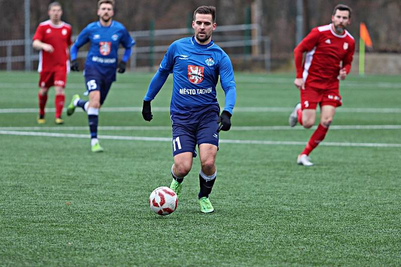 Fotbalisté TJ Sokol Radnice (v červeném) statečně vzdorovali vedoucímu Tachovu.