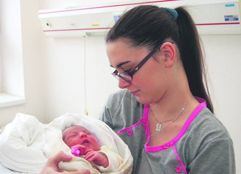 Eliška ŠIMKOVÁ z Volduch si poprvé zakřičela na sále rokycanské porodnice 23. února. Narodila se ráno v 6 hodin a 32 minut. Maminka Adéla a tatínek David věděli dopředu, že jejich první dítě bude holčička. Eliška vážila při narození 3380 gramů, měřila 47 
