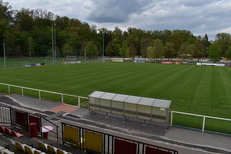 Je zkolaudováno, plocha umělého trávníku je připravená k užívání. Také hlavní a tréninkové hřiště se zelenají, zatím ale budou odpočívat...