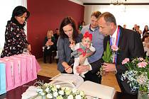 EMA RAMBOUSKÁ byla v sobotu jedním z osmi miminek, která v obřadní síni úřadu vítal místostarosta obce Pavel Šnajdr za asistence Martiny Čaplové.