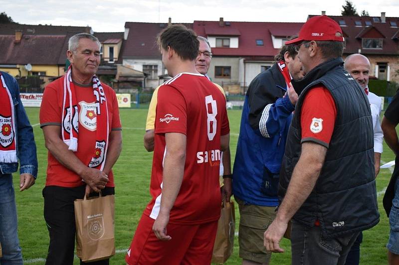 Slavnostní poděkování bývalým reprezentantům TJ Sokol proběhlo v poločasové přestávce zápasu proti Stříbru.