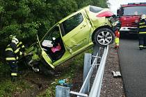 U dálničního sjezdu poblíž Ejpovic boural v neděli odpoledne spěchající řidič osobního vozu Peugeot. Čtyři pasažéři byli převezeni do nemocnic.